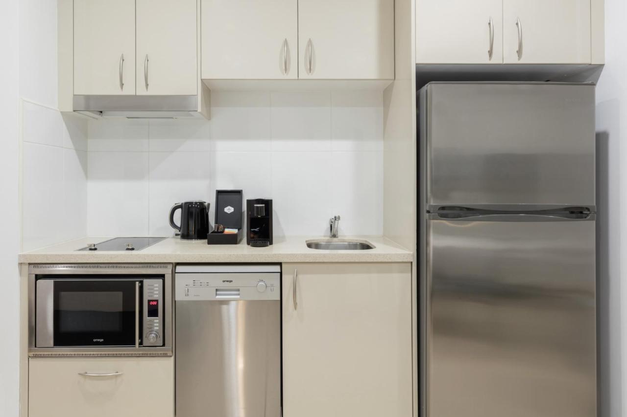 Meriton Suites Pitt Street, Sydney Zewnętrze zdjęcie A typical kitchen in a student apartment