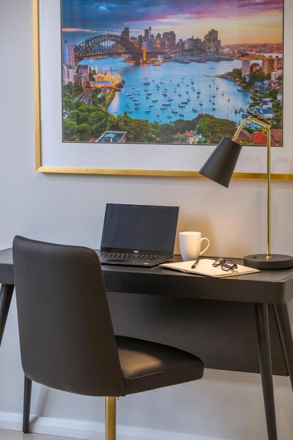 Meriton Suites Pitt Street, Sydney Zewnętrze zdjęcie A desk lamp