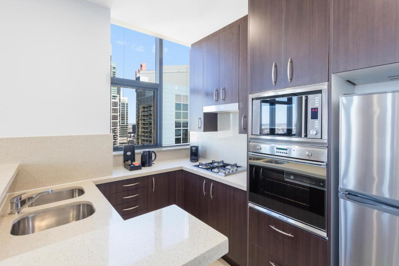 Meriton Suites Pitt Street, Sydney Zewnętrze zdjęcie A kitchen in a typical apartment