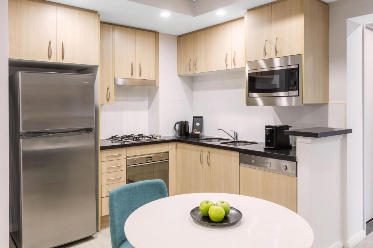 Meriton Suites Pitt Street, Sydney Zewnętrze zdjęcie A typical kitchen in a student apartment