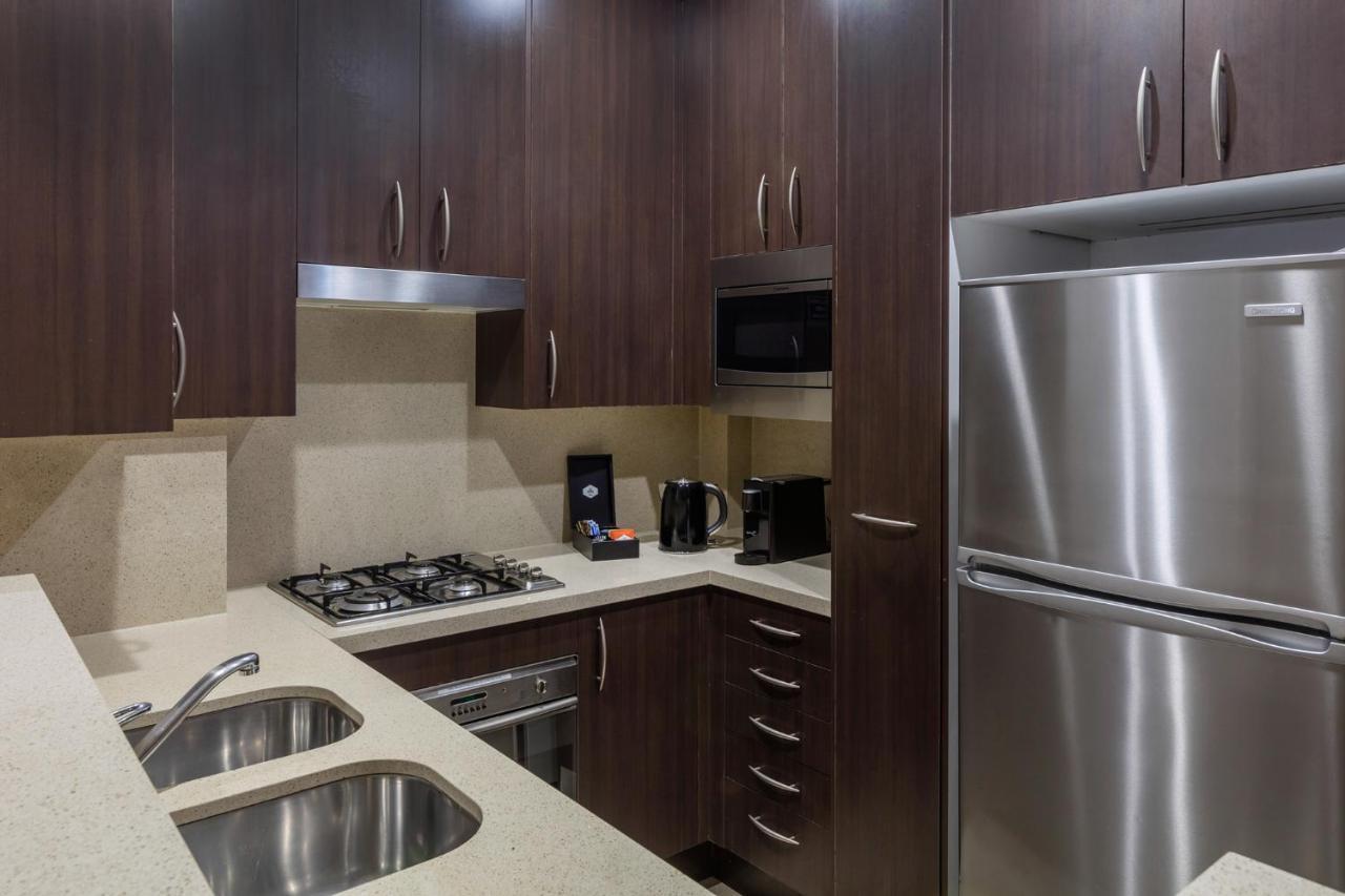Meriton Suites Pitt Street, Sydney Zewnętrze zdjęcie A typical kitchen in a serviced apartment