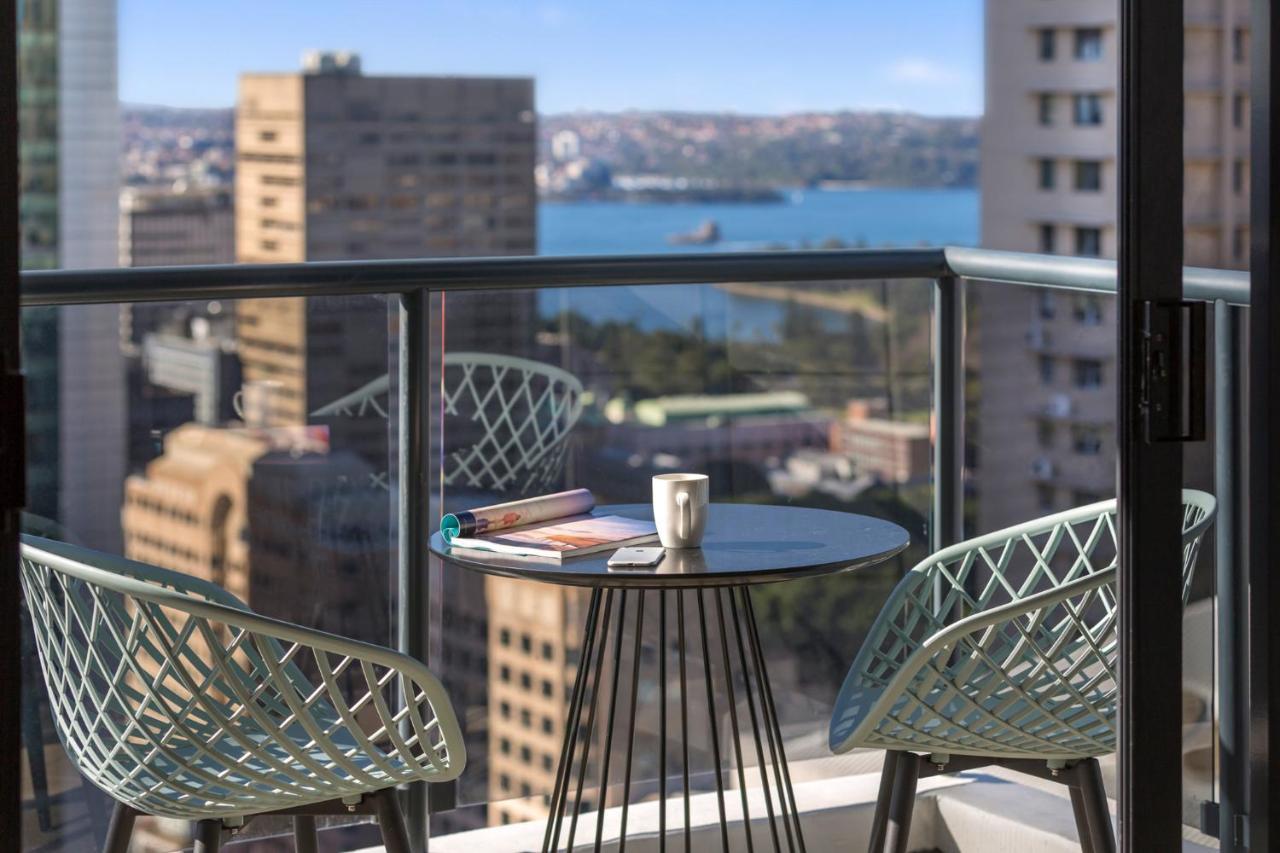Meriton Suites Pitt Street, Sydney Zewnętrze zdjęcie A balcony in a Sydney apartment