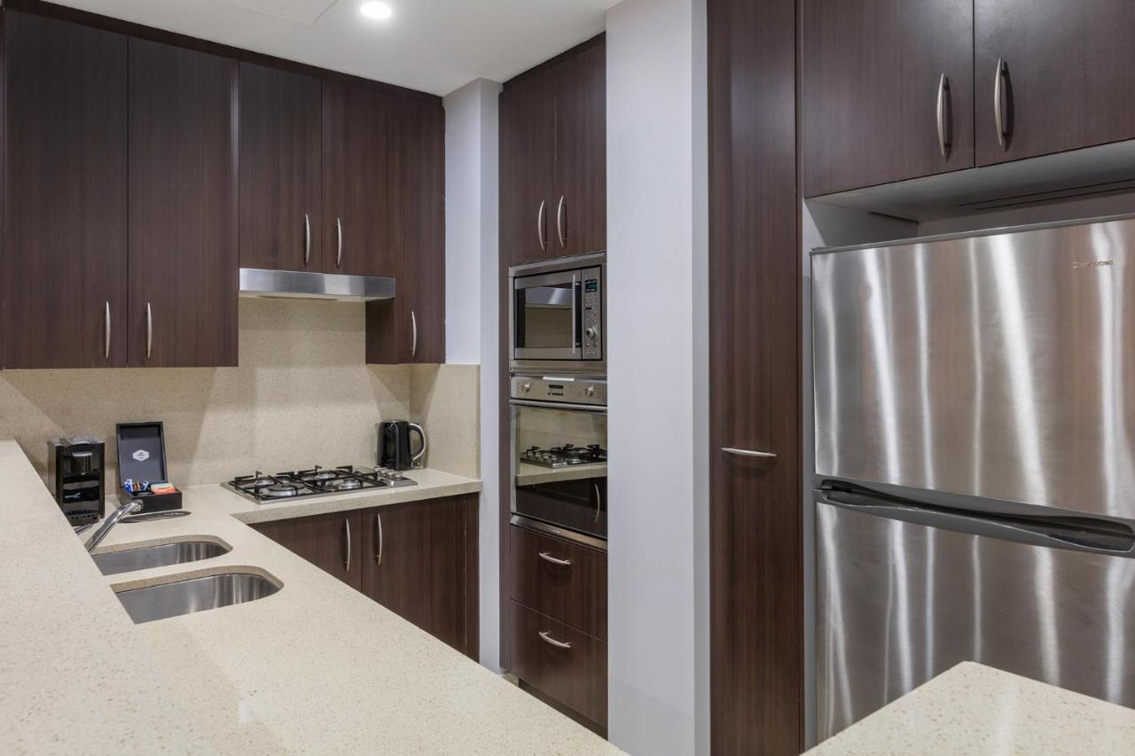 Meriton Suites Pitt Street, Sydney Zewnętrze zdjęcie A kitchen in a typical apartment